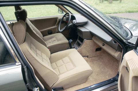 cx_prestige_1983_interieur_avant.jpg